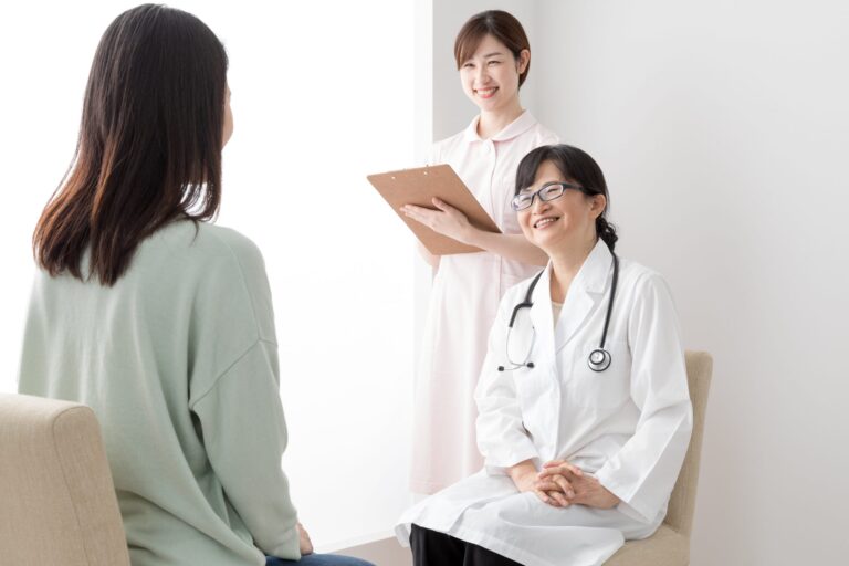 認知症ケア専門士とは？仕事内容から資格取得、費用まで徹底解説