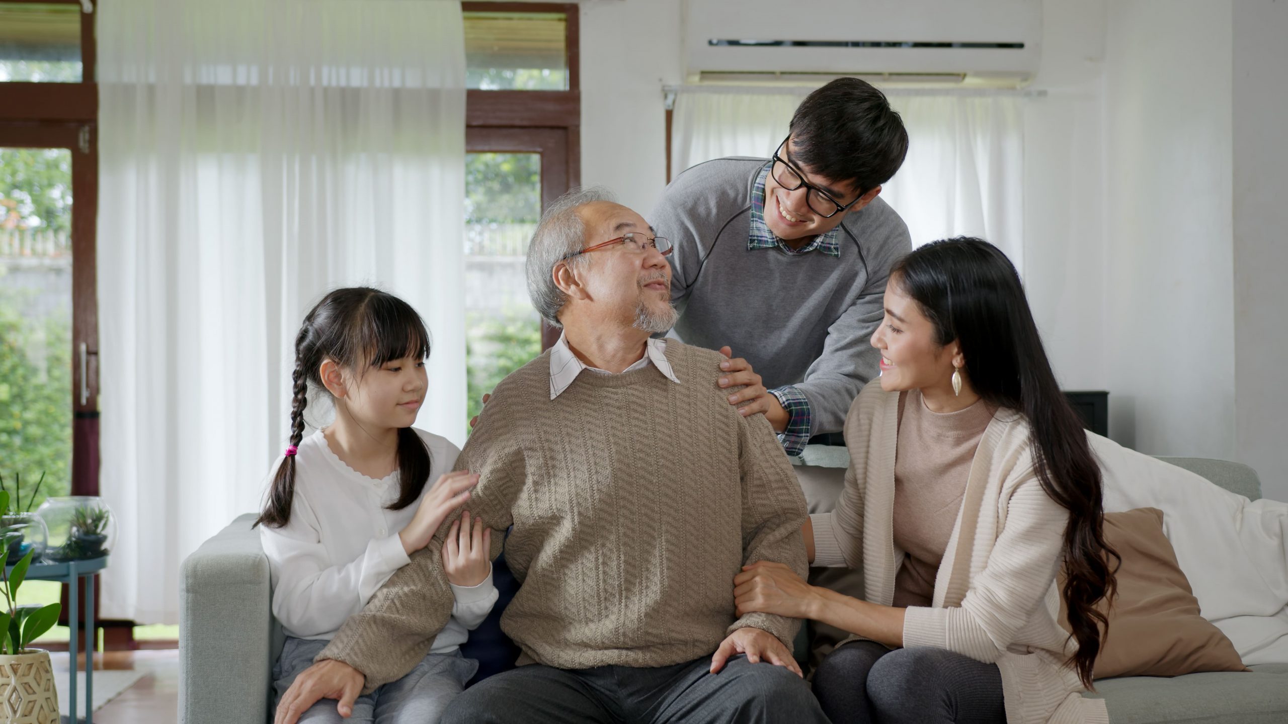 認知症の保険について考える家族