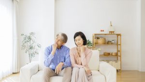 前頭側頭型認知症の方の常同行動って何?原因や家族の対応法まで解説