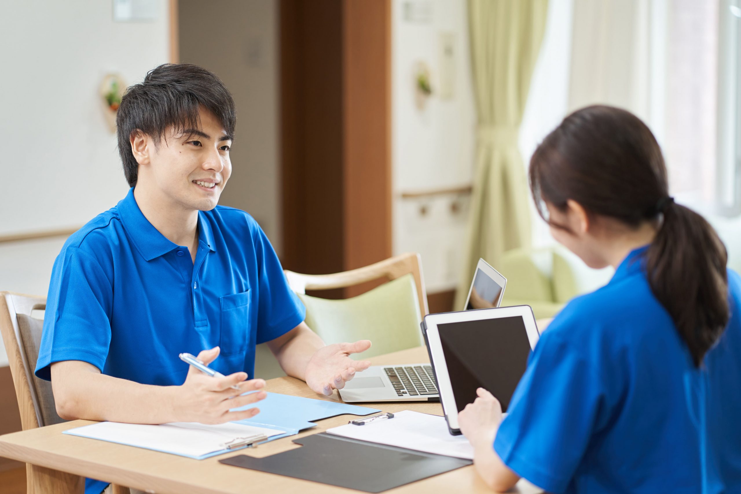 認知症の検査についてまとめる男性