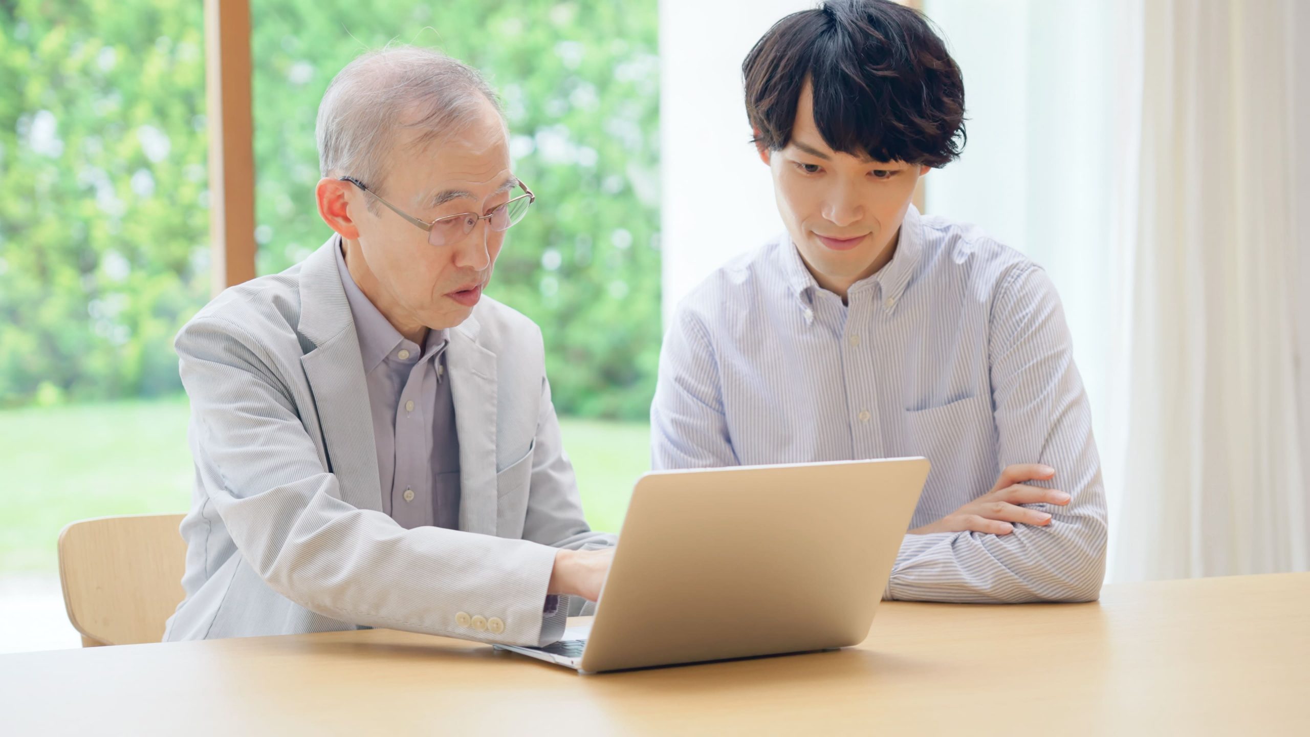 認知症の保険について相談する高齢者