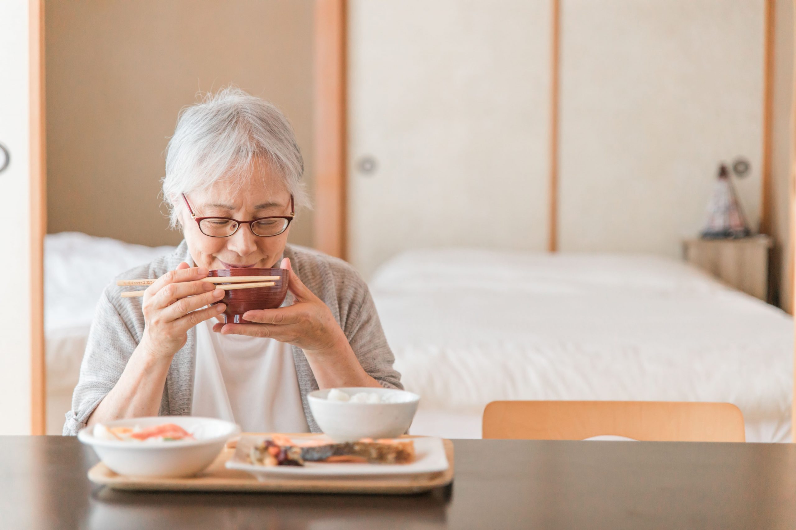 若年性認知症についてまとめる高齢者