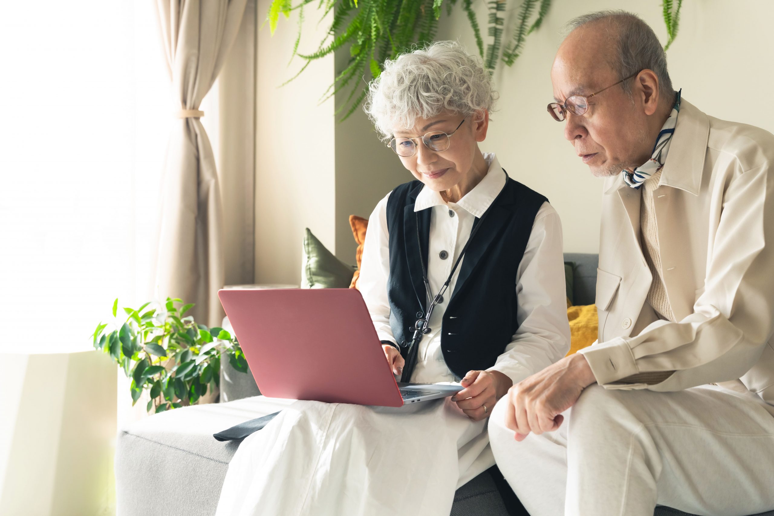 主な認知症の検査について調べる高齢者