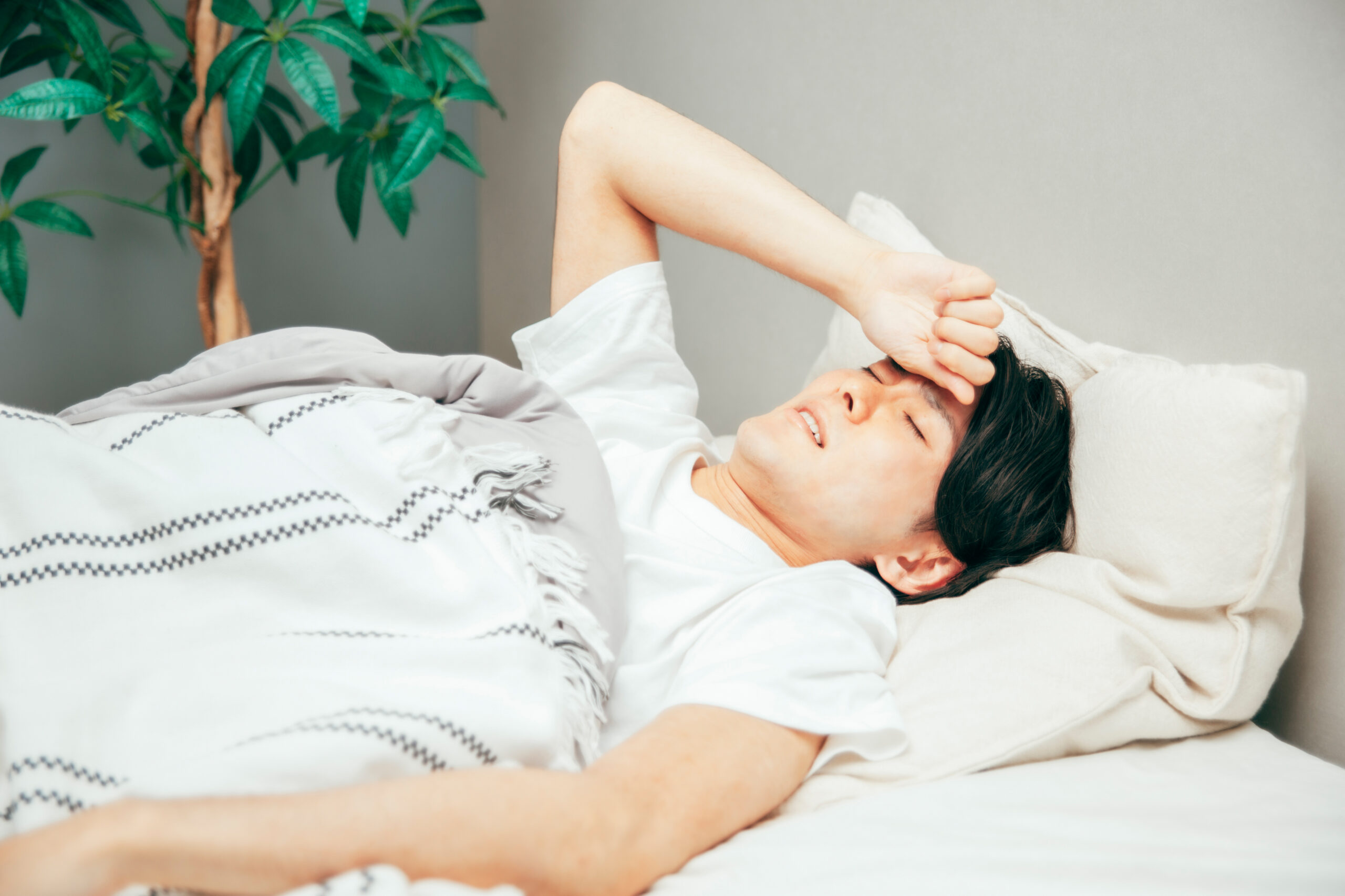 常に眠いのはうつ病のサイン？眠気の原因と対処法