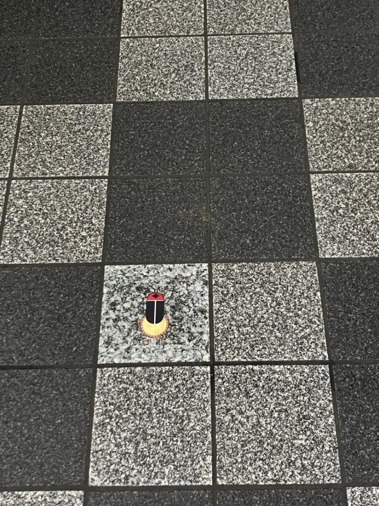 高速道路パーキングのトイレの床になんとホタルが