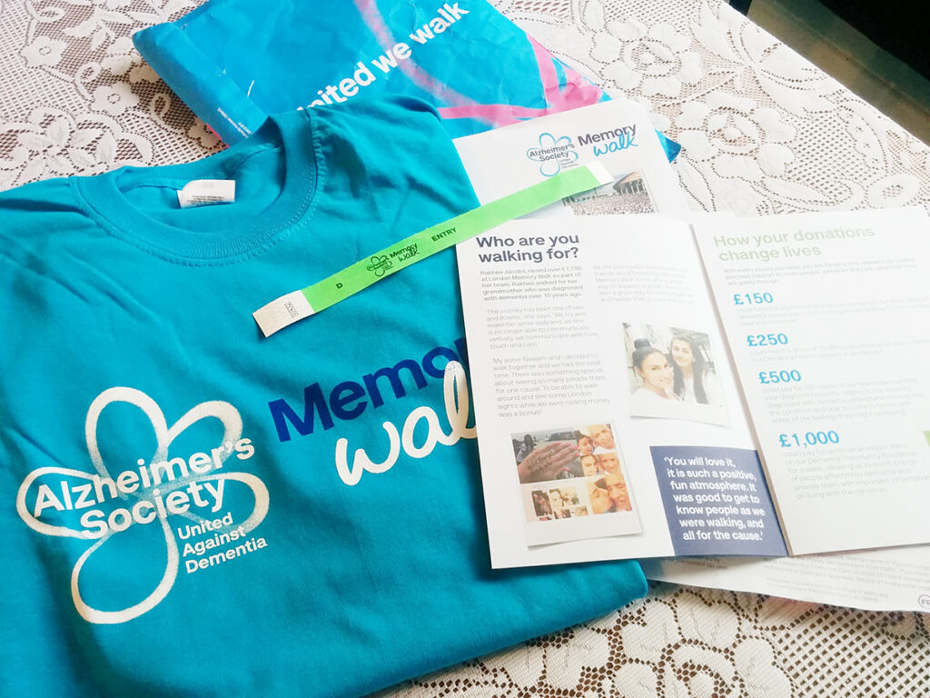 Memory Walkの青いTシャツとグッズ