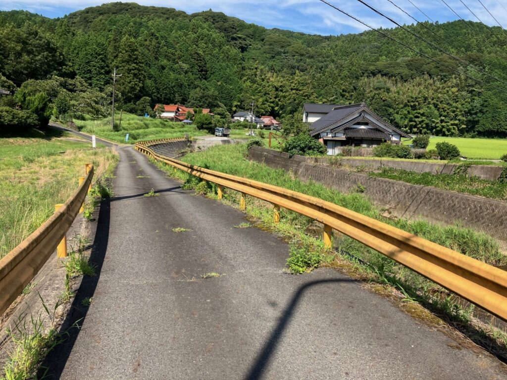 山口県の「夏みかん色」のガードレール