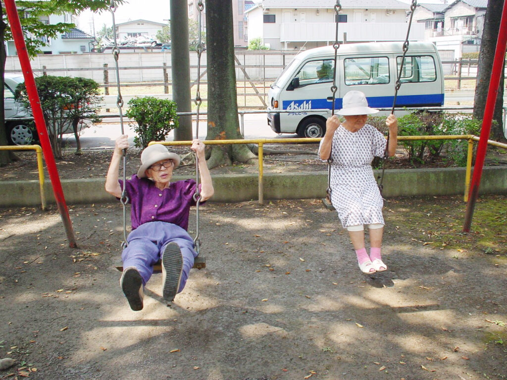 楽しそうにブランコを漕ぐ入居者のおふたり