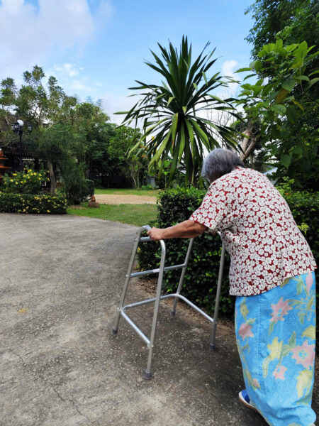 歩く練習を始める99歳のおばあちゃん