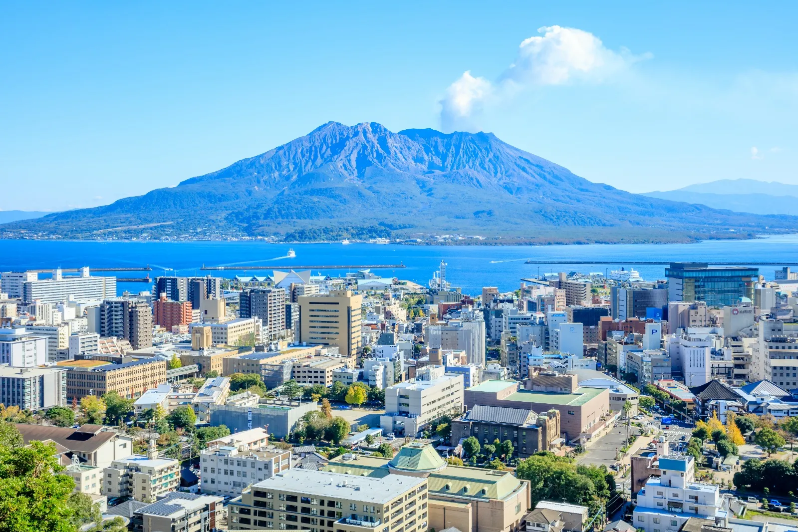 桜島と鹿児島市街地