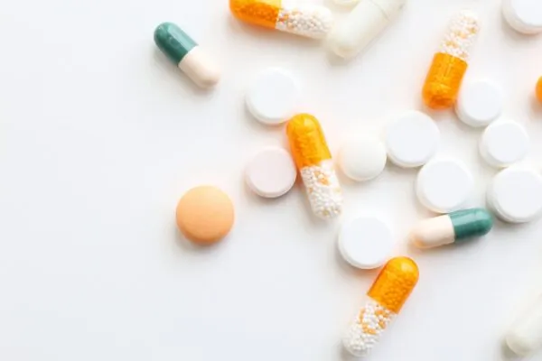 女性が悩んでいる様子