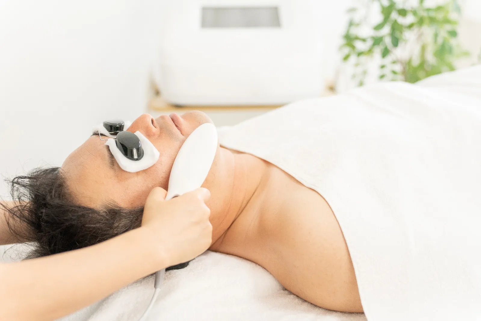 顔脱毛の施術を受ける男性