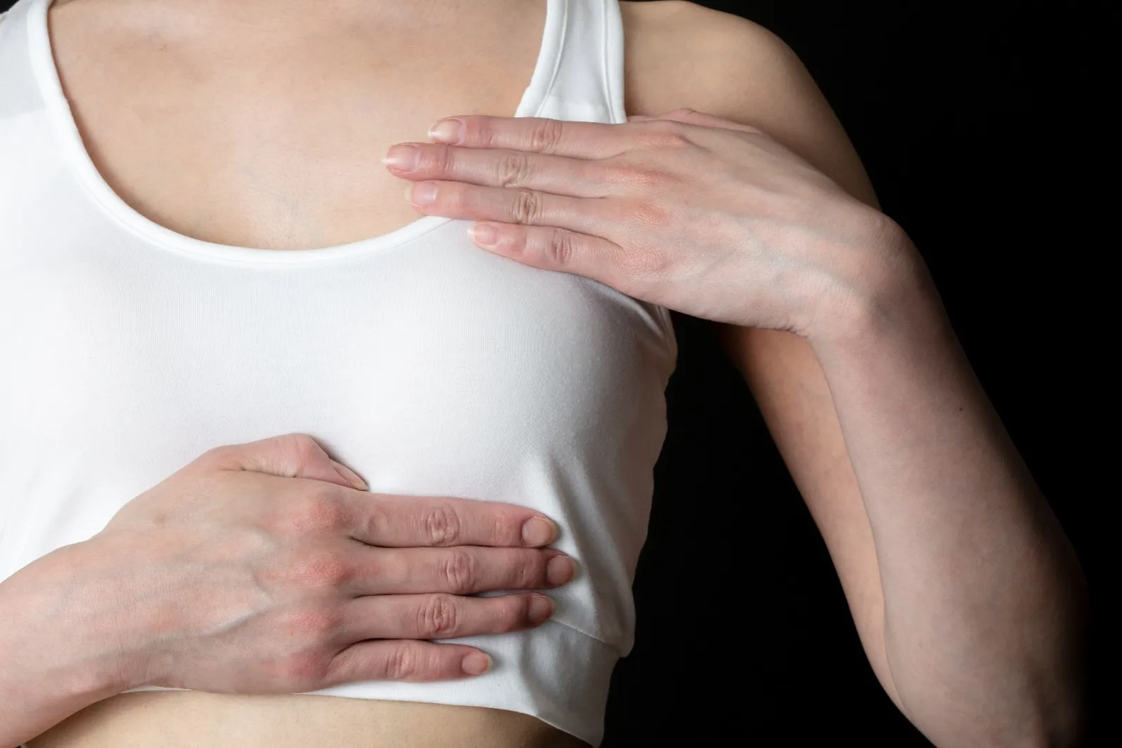 胸に手を当てる女性