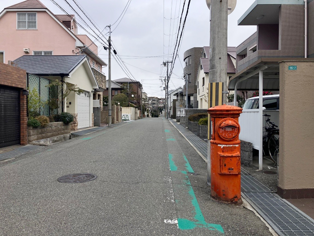 投函口が歩道や車道に対して直角方向を向いている郵便ポスト