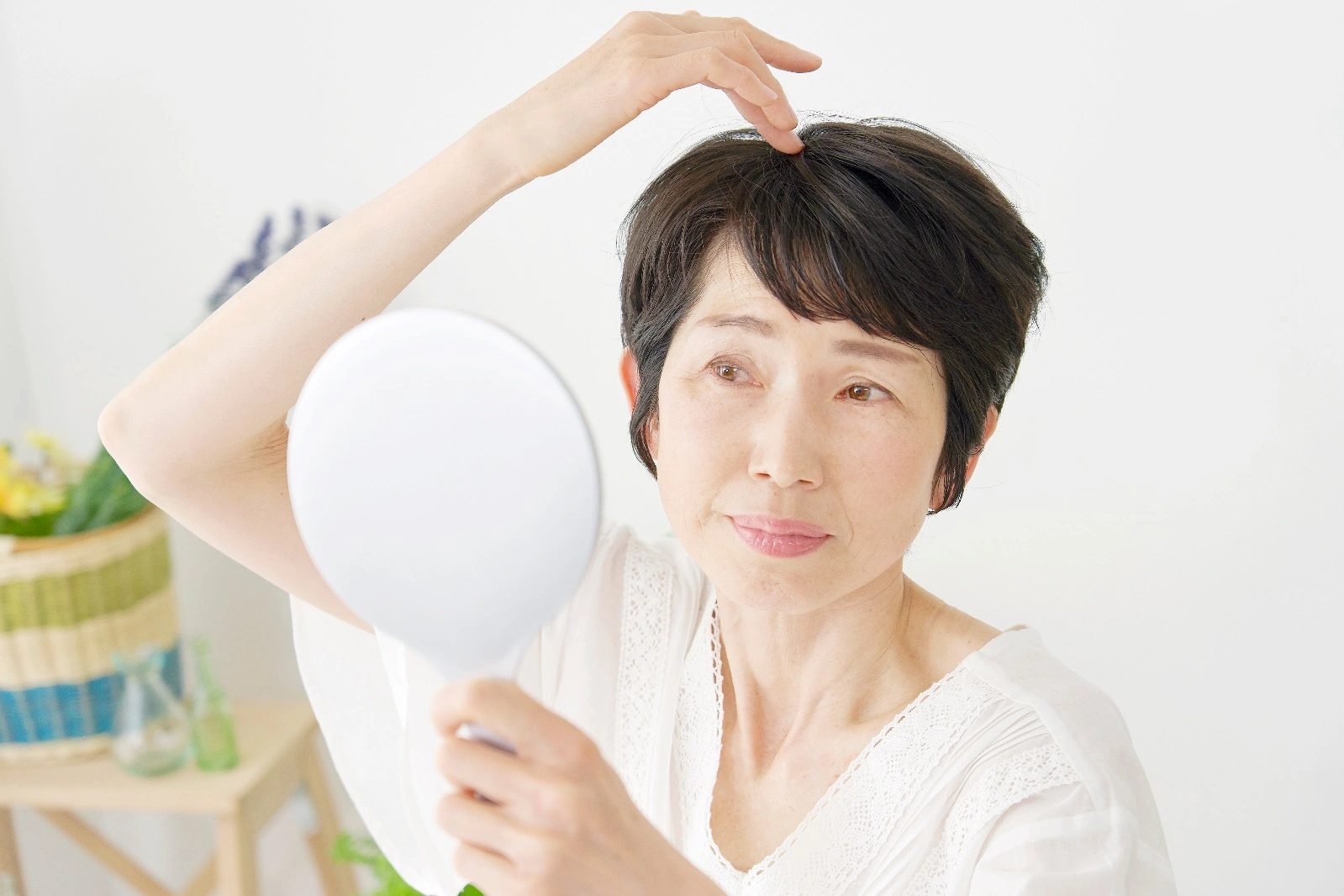 頭皮マッサージをする女性