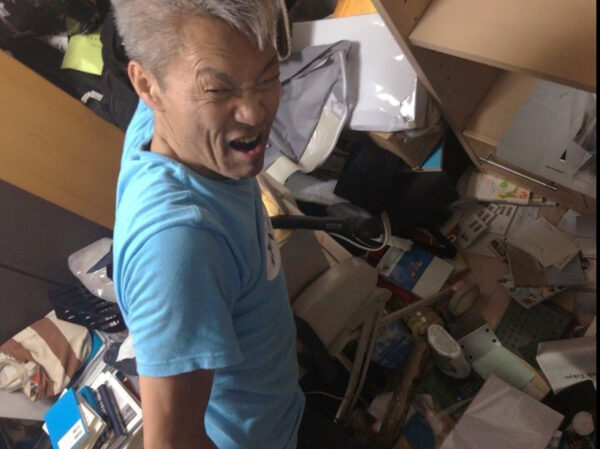 自身の著書を見つけ「なんでやねん」とつっこむ著者