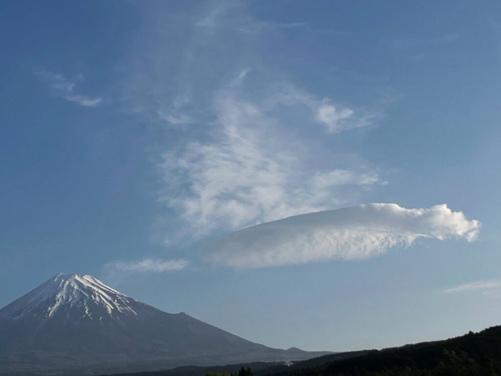 静岡県内で見た、変形した同じ雲