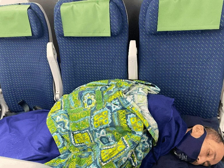 要介護4の父と家族3人でハワイの海に入った写真