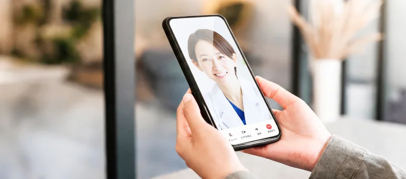 スマートフォンでオンライン診療を受ける様子