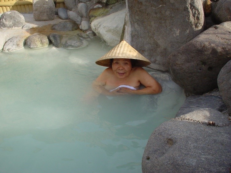 温泉に浸かるヨネさん