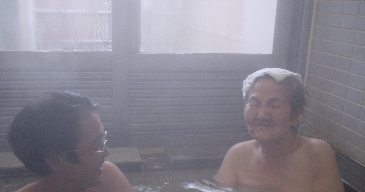 気持ちよさそうに入浴するトメ子さん