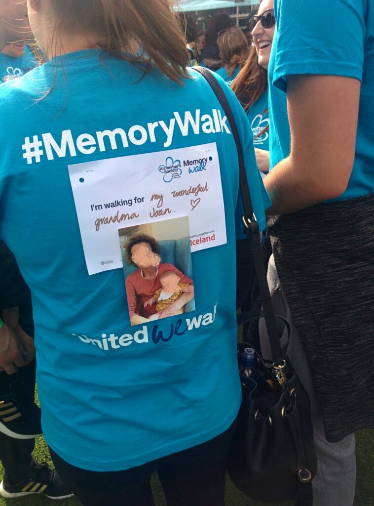 Memory Walkのロゴがプリントされた青いTシャツ