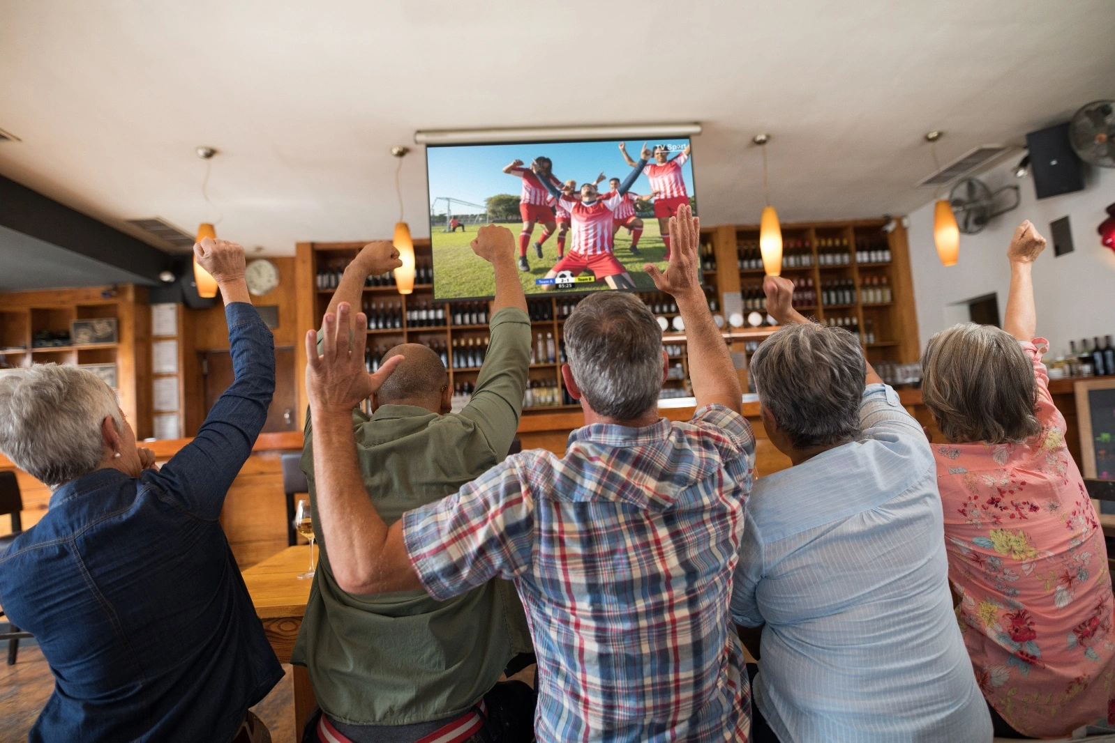 介護施設でテレビゲームを楽しむ高齢者とスタッフ