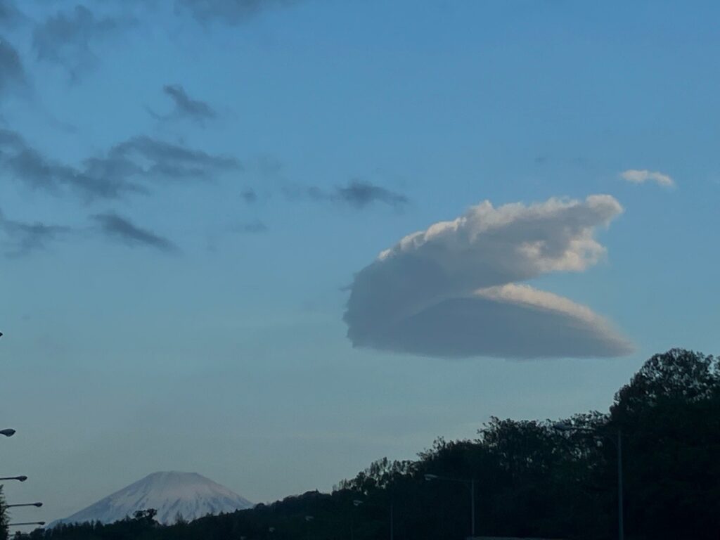 神奈川県内で見たねじれた雲