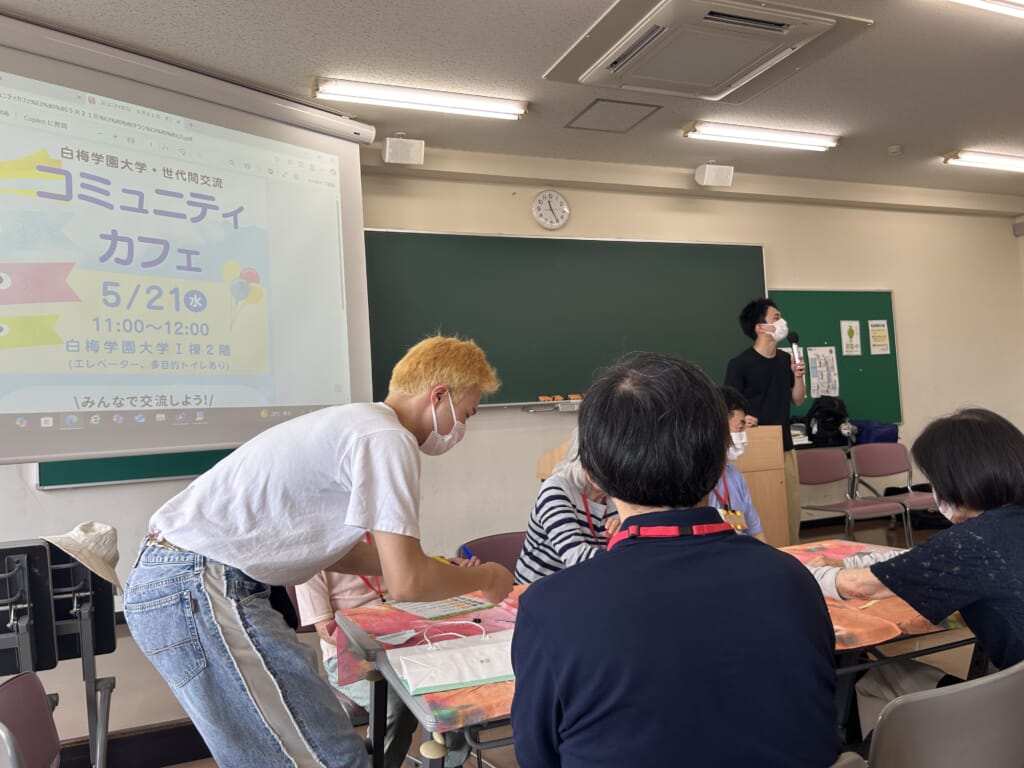 認知症のある方と学生が多世代交流や学食で一緒にランチ。白梅学園大学の「コミュニティ・カフェ」に参加