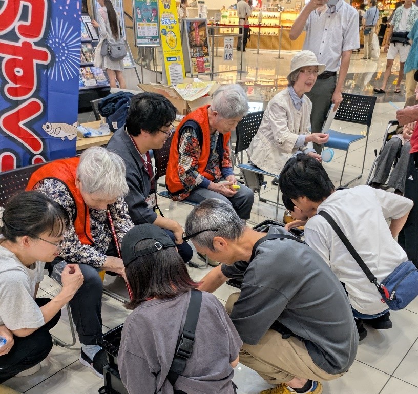 9月21日「世界アルツハイマーデー」に開催した認知症啓発イベント「メダカすくい」が大盛況～グループホームのご利用者が店員となり、地域の子どもたちと交流～