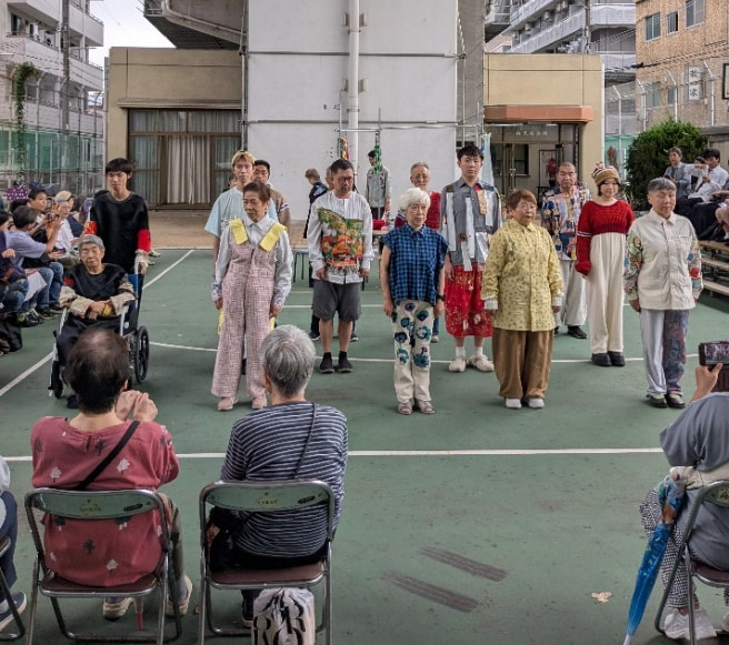 「愛の家小規模多機能型居宅介護大阪松」のご利用者、『NISHINARI YOSHIO ファッションショー』にモデル出演～自作の服でランウェイを堂々と歩く～
