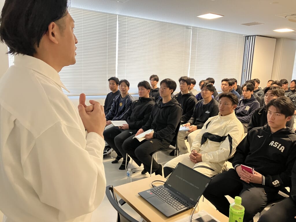 亜細亜大学硬式野球部に「認知症教育の出前授業」を実施しました。