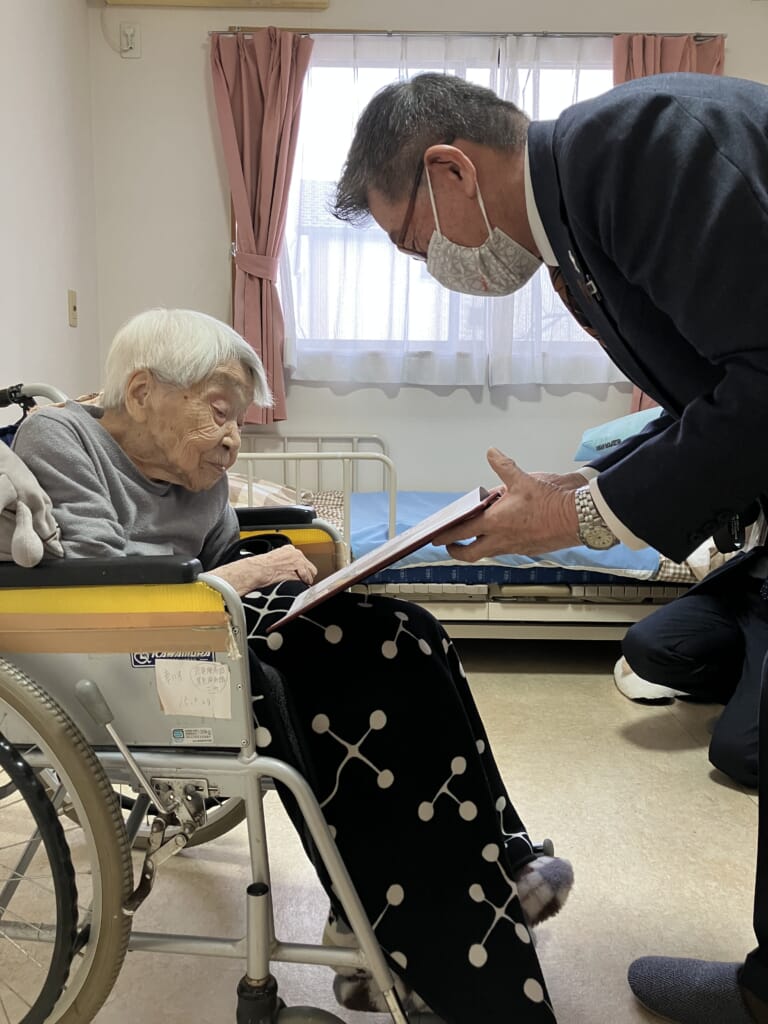 103歳の“かつての先生”へ、垂井町長がお祝いに