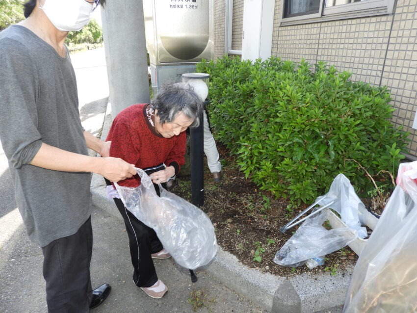 地域の美化運動に参加
