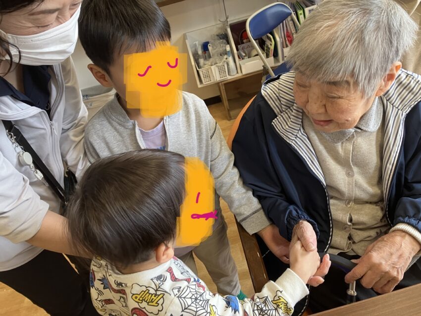 キッズちゃんたちと一緒に歌遊び　🌷～地域交流～🌼