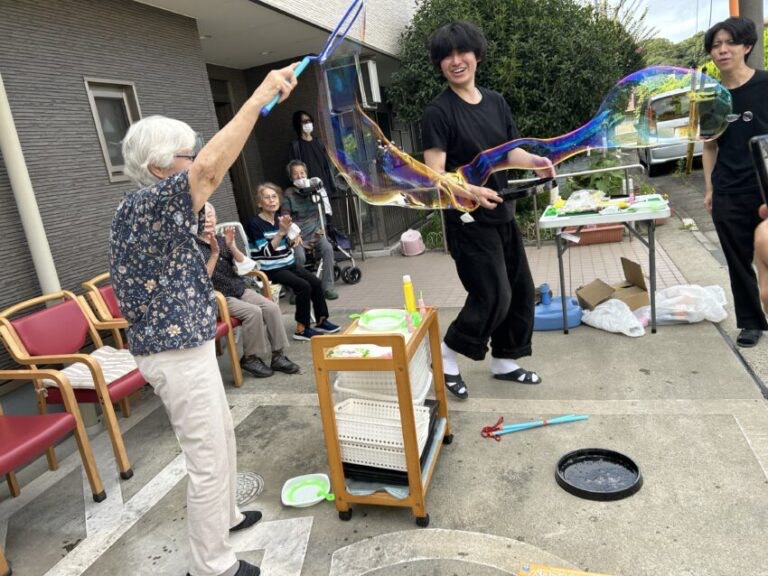 学生さん達とシャボン玉レク