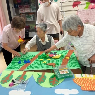毎年恒例となっている大イベント「各務原イオン作品展」への出展に向けて皆さま大忙しです！💨 ご利用者とスタッフがみんなで協力して、見ているだけで元気になれるような「夏の景色」を表現したアートを作っています🍉🌻 「ここはこの色がいいかな？」と、ワイワイ相談しながら作業を進めています🗣️💡完成が待ち遠しいです🥰