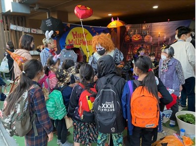 10月31日、「愛の家 板橋小茂根」にてハロウィンイベント実施。地域の親子300名ほど招待し、町会・保育園と合同開催